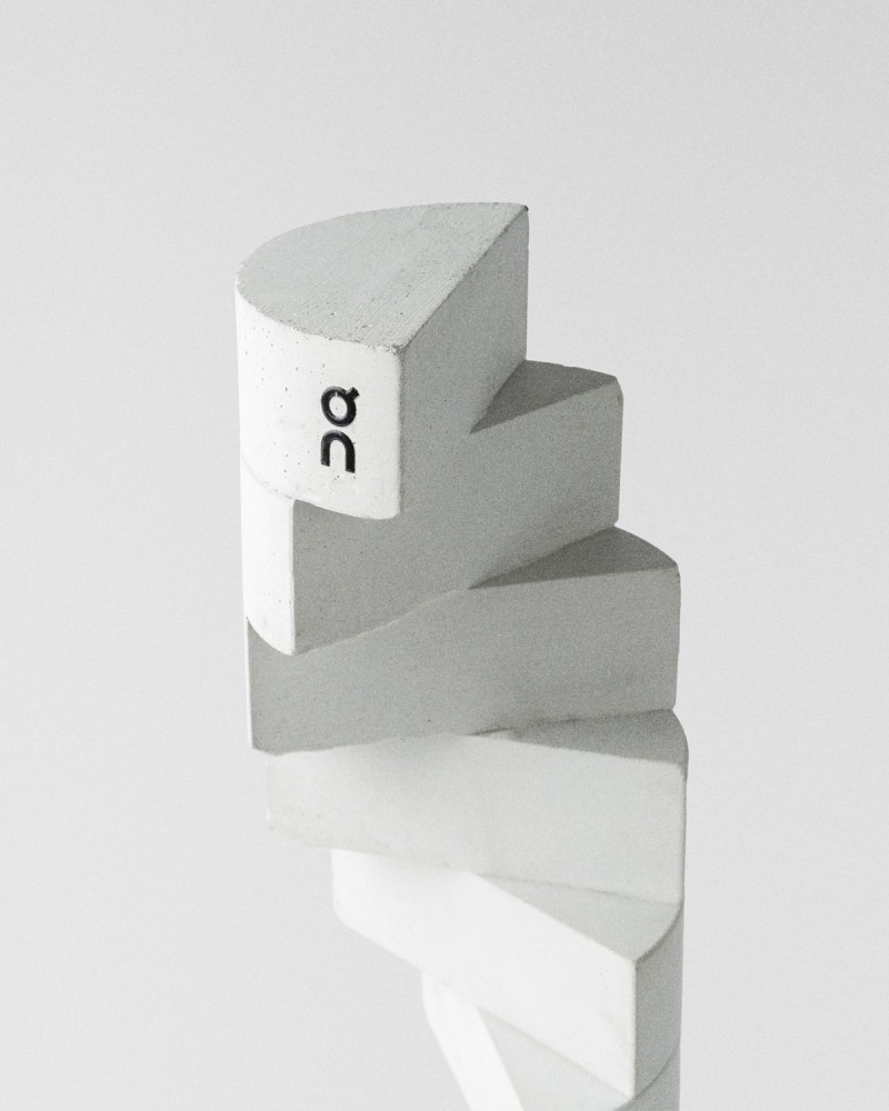 On Squad Running 2026 Trophäe aus Beton mit recyceltem Gummi, modulare gestapelte Form 2