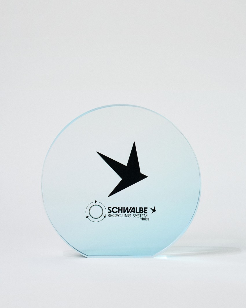 Personalisierter Acrylglas Pokal im VITRA SOL runden Ehrentafeln-Format Sustain Awards