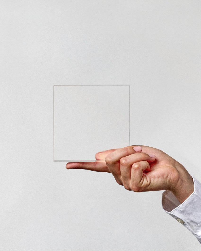 Acrylglas-Pokal im Ehrentafelformat, VITRA MINI zum Personalisieren, von einem Model gehalten, Sustain Awards