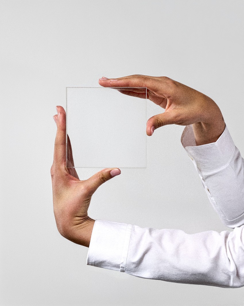 Acrylglas-Ehrentafel im VITRA MINI-Format zum Personalisieren, von einem Model gehalten