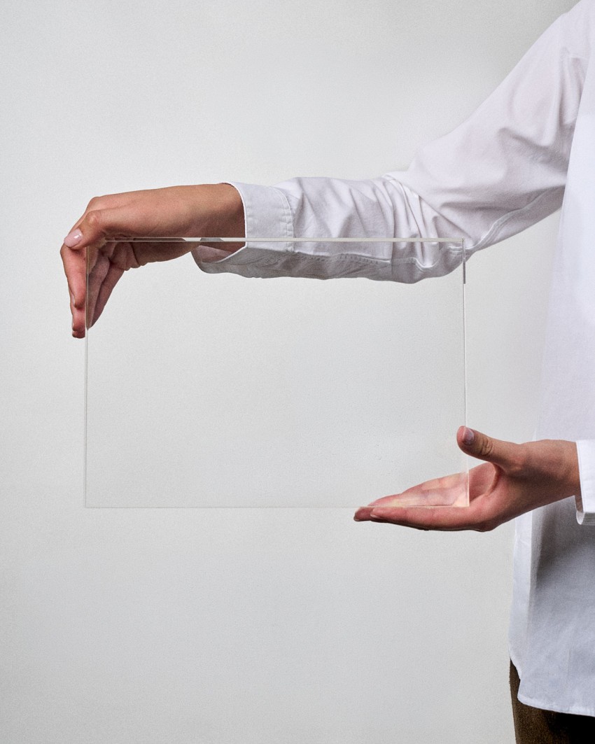 Acrylglas Ehrentafel im rechteckigen VITRA CUSTOM A4-Format zum Personalisieren von Modell gehalten