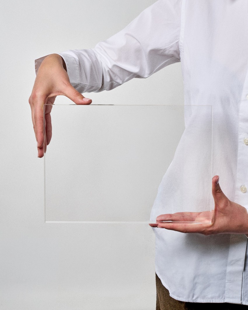 Acrylglas Ehrentafel im rechteckigen VITRA CUSTOM A4-Format zum Personalisieren von Modell gehalten