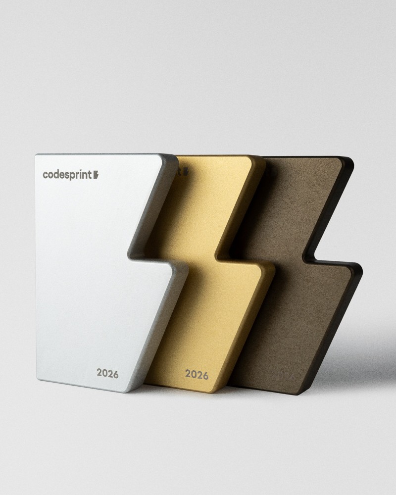 Codesprint Hackathon 2026 Trophäe, gehalten von einem Model, Sustain Awards 2