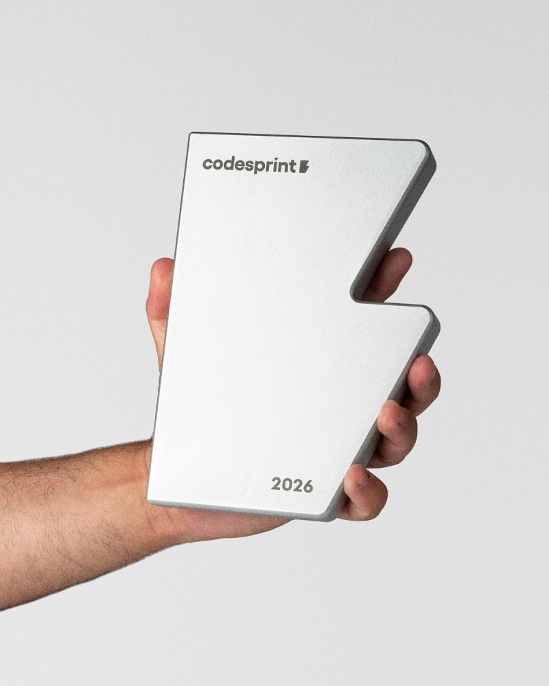 Codesprint Hackathon 2026 Trophäe, gehalten von einem Model, Sustain Awards