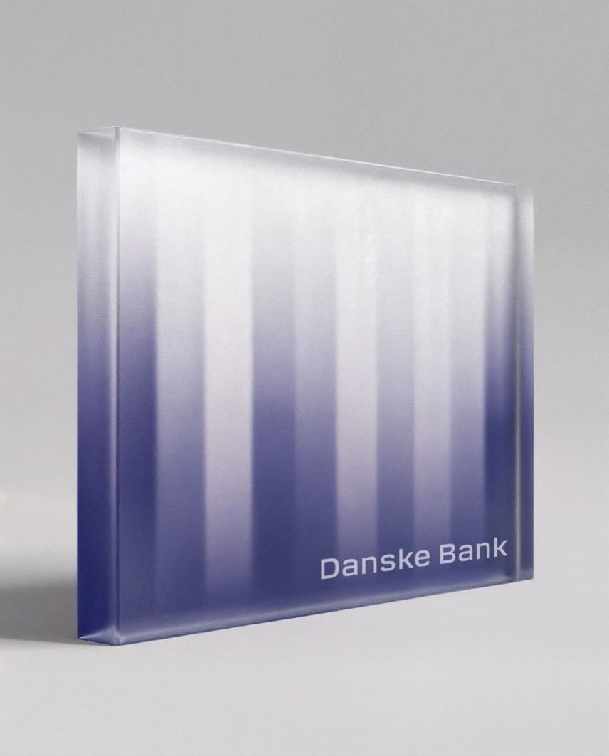 Maßgeschneiderte Financial-Tombstone-Trophäe aus transluzentem Acryl mit Farbverlauf