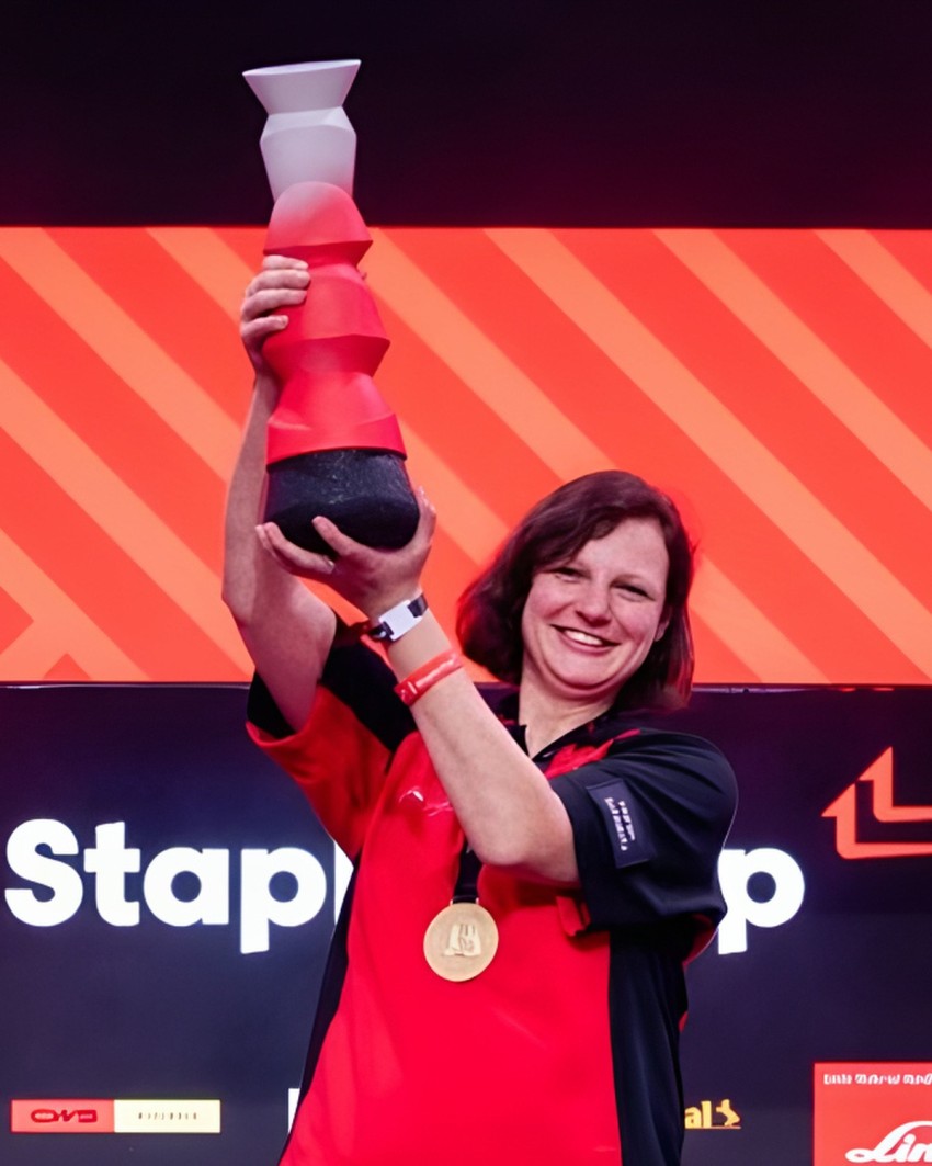 Maßgeschneiderter StaplerCup-Pokal, 2026 – Farbverlauf von Grau zu Rot auf Sockel aus recyceltem Gummi